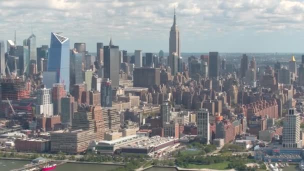 Fechar Aerial Ensolarado Centro Cidade Nova York Manhattan Com Edifícios — Vídeo de Stock