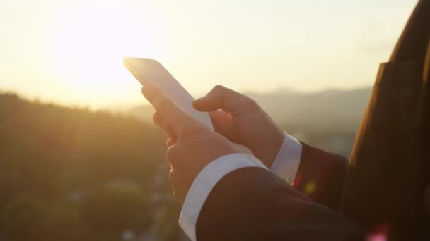 Slow Motion Close Dof Particolare Delle Mani Uomo Abito Bianco — Video Stock