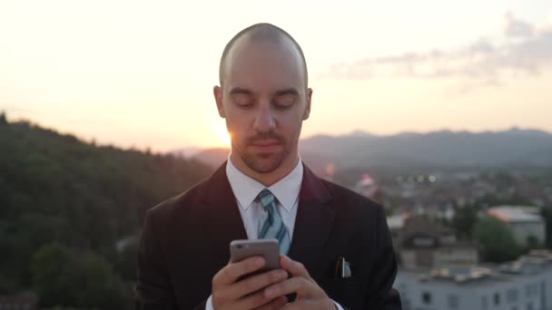 슬로우 Dof 성공적인 메시지를 야외에서 놀라운 도시의 옥상에 스마트폰 이메일을 — 비디오