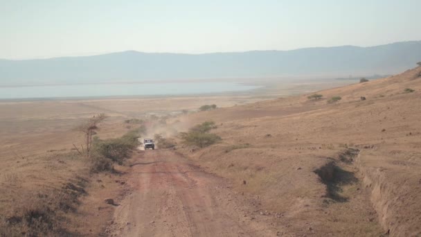관광객 아프리카 사바나에 먼지의 그룹을 사파리 분화구 과속에서 오름차순 Ngorongoro — 비디오