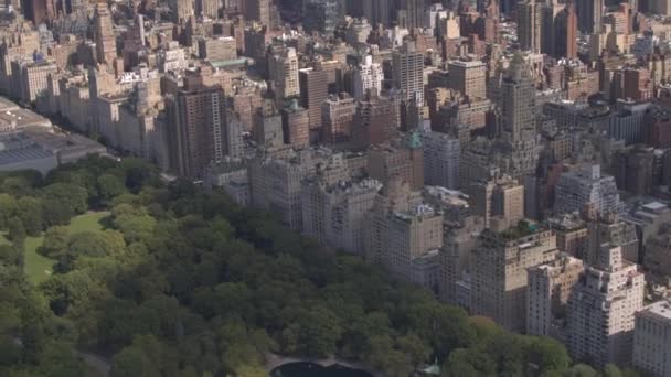 空中飞行 飞越上东区 俯瞰阳光明媚的纽约市第五大道沿线郁郁葱葱的绿色中央公园 豪华公寓楼 中央公园景观和博物馆 — 图库视频影像
