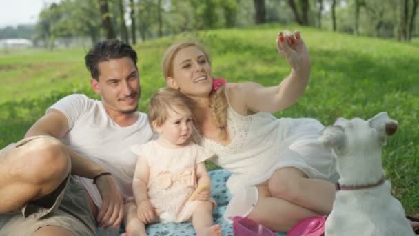 Slow Motion Close Dof Adorable Jeune Famille Caucasienne Avec Douce — Video