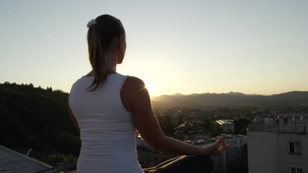 Movimiento Lento Cerrar Mujer Joven Pacífica Meditando Borde Del Rascacielos — Vídeo de stock