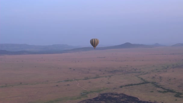 Aerial Globo Aire Caliente Safari Flotando Alto Cielo Sobre Lejanas — Vídeos de Stock