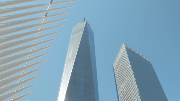 低角度查看 重建世界贸易中心的 Supertall 主楼对蓝天 著名自由塔在下曼哈顿市中心商业区 在晴朗的天纽约城市 — 图库视频影像