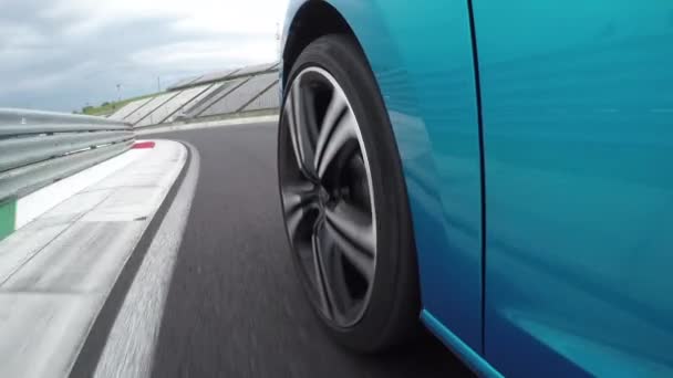 Close Low Angle View Nouvelle Voiture Sport Personnelle Bleue Conduisant — Video