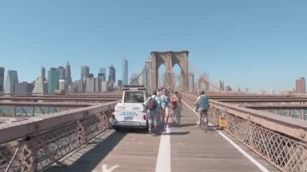 New York Usa Září 2016 Happy Turistů Slavný Brooklyn Most — Stock video