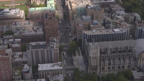 空中飞行 在阳光明媚的日子里 在曼哈顿纽约市的东部村庄的美丽历史重要的街区 高高的居住建筑 套间和公寓屋顶上空飞翔 — 图库视频影像