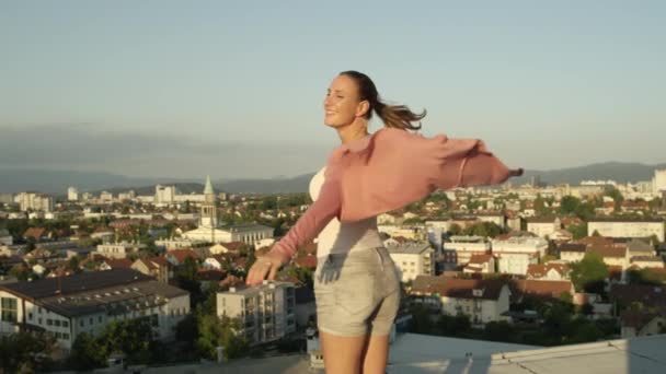 Zeitlupe Großaufnahme Schöne Junge Frau Die Rand Eines Hohen Wolkenkratzers — Stockvideo