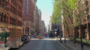 New York, ABD - 23 Eylül 2016: Broadway Aşağı Manhattan downtown finans bölgesine doğru sürüş. Yayalar, arabalar, sarı taksileri, dağıtım kamyonları ve turistik meşgul Nyc sokaklarında buss