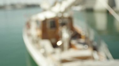 Yakından, Dof, limanda demirli küçük klasik denizcilik teknesi, suda sallanıyor. Yelkenli yelkenli ve tayfası olmadan Akdeniz 'e demir atmış, yalnız ve klasik bir yelkenli.