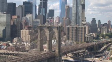Hava, yakın: Otomobil commuting ve yaya üstgeçidi yürüme geçiş insanların iş ile meşgul Brooklyn Köprüsü çevre yolu kalabalık. Sınıf kavşak alçaktan uçuşlar çıkış rampaları ile üzerine köprü