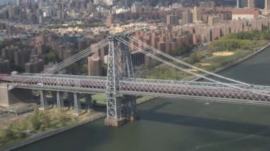 Hava yakın: ünlü Williamsburg Köprüsü üzerinde Doğu Nehri üzerinde uçan. Ücretsiz araç çok şeritli otoyol otomobil ve yarı kamyon Brooklyn borough Manhattan şehir New York City seyahat ile