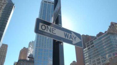 Kadar yakın, düşük görüş açısı: yönünü gösterir New York City kullan: tek yönlü yol levhaları sabit kutup Aşağı Manhattan, ABD şehir merkezi iş bölgesinde Rating kesişme noktalarında