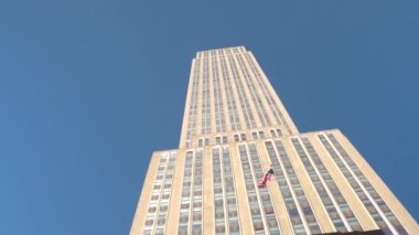 New York ABD - Mayıs 23: Close Up, düşük görüş açısı: gökyüzü yüksek Empire state Binası gökdelen New York'taki Midtown Manhattan'ın sabah güneş tarafından aydınlatılmış ikonik art deco cephe mimarisi tarzı ile