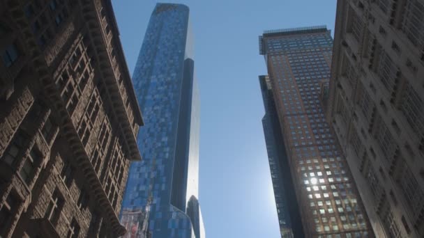スローモーションをクローズ アップ 現代住宅 ガラスの高層ビル 現代的なオフィスビル 高価なホテル 日当たりの良いニューヨーク市のダウンタウンのビジネスで青空アパートの大きな住宅ブロック — ストック動画