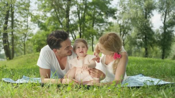 Moción Lenta Cerrar Dof Feliz Joven Mamá Papá Tumbado Hierba — Vídeo de stock