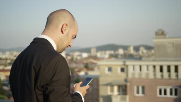 Slow Motion Close Dof Radost Usmívající Podnikatel Pracuje Mobilním Telefonu — Stock video