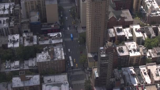 空中飞行 在阳光明媚的日子 飞越五颜六色的屋顶 挤满了曼哈顿纽约市镇东部村庄的人街道 人口稠密的住宅楼 — 图库视频影像