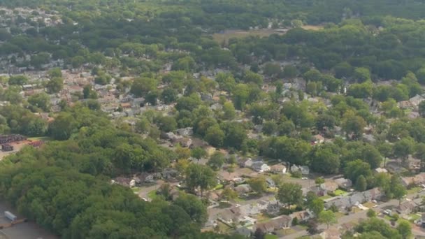 Aerial Volando Por Encima Los Tejados Lujosas Casas Suburbanas Situadas — Vídeos de Stock
