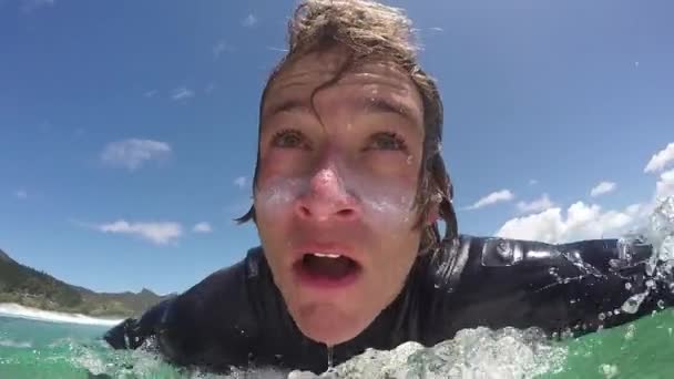 Slow Motion Flose Jovem Surfista Feliz Mergulhando Sob Ondas Remando — Vídeo de Stock