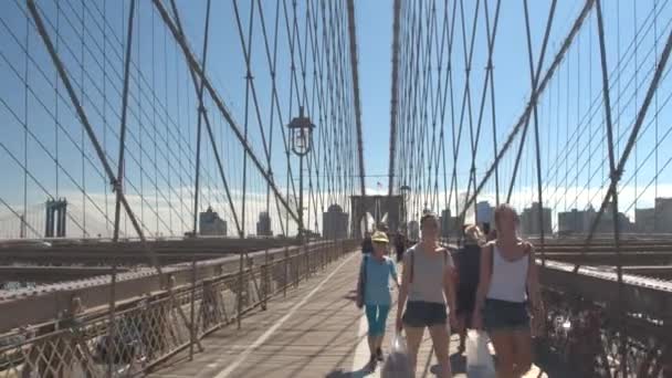 New York Usa Září 2016 Veselá Turistů Známý Brooklynský Most — Stock video