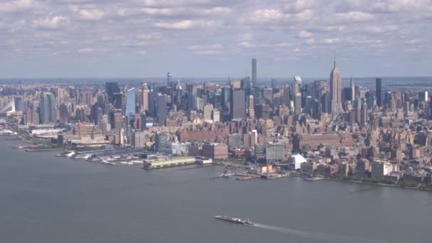 旅游直升机在纽约市市中心附近飞来飞去 令人惊叹的纽约曼哈顿天际线 现代城市景观 玻璃摩天大楼 公寓建筑和公寓块 — 图库视频影像