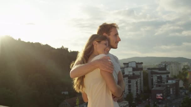 Slow Motion Fechar Caring Boy Levando Sua Menina Data Romântica — Vídeo de Stock