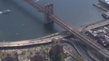 Hava yakın: ünlü Brooklyn Köprüsü Üstgeçit karayolu ile otomobil ve Manhattan semtleri sürüş yarı kamyon üzerinde uçan. Tur tekneleri yolcu Doğu Nehri taşıyan feribot seyir,