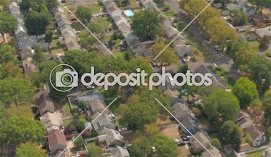 Hava: banliyö townhouses canlı Amerikan Konut şehirde güzel ağaç avenue boyunca mükemmel düz satırlar üzerinde şaşırtıcı güneşli bir sonbahar gün düzenlenen lüks renkli rooftops üzerinde uçan