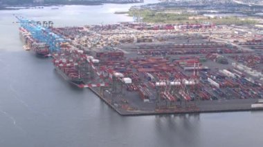 Anteni: Renkli Yük konteynırları büyük ticaret ve ulaşım Harbor içinde deniz bağlantı noktası New York şehri. Ağır yük sevkiyat büyük bağlantılı yük gemisi gemi ihracat için yükleme büyük çelik vinç