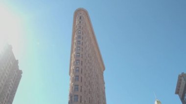 Düşük görüş açısı, Close Up: Ünlü Flatiron demir kireçtaşı ve New York City, beşinci cadde ve Broadway için paralel sırlı pişmiş toprak cephe sokaklarda güzel güneşli yaz gününde bina şeklinde