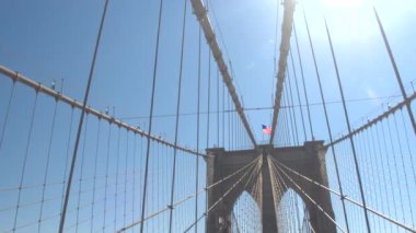 Close Up: Çarpıcı Brooklyn Köprüsü'nün kablo düzenlemesi farklı bir web oluşan?gibi desen parlayan güneş tarafından aydınlatılmış. Kireçtaşı, granit bloklar ve çimento Amerikan Bayrakları sallayarak kuleleri inşa