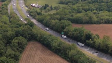 Hava: meşgul çok şeritli Interstate speedway hız araçlar ile kalabalık yukarıda uçan. Kişisel otomobil ve tatil günlerinde seyahat commuting, yarı kamyon ve ticaret römork nakliye kargo gün tarafından yüklenen