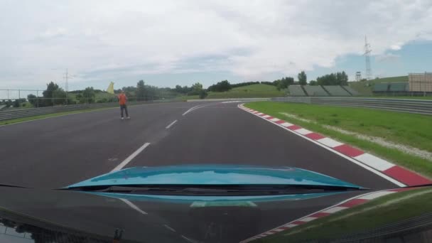 Close Low Angle View Mobil Sport Pribadi Biru Baru Mengendarai — Stok Video
