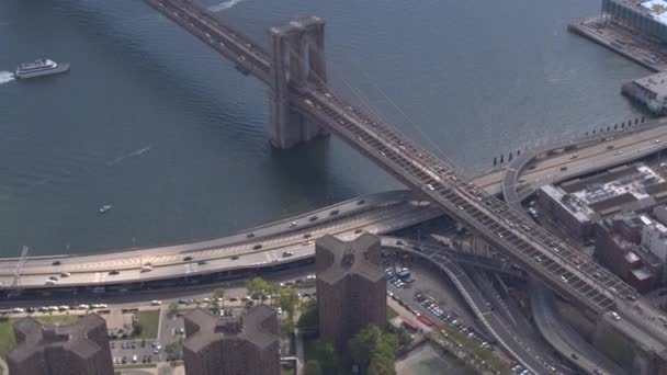 Luchtfoto Close Vliegen Boven Beroemde Brooklyn Brug Viaduct Snelweg Met — Stockvideo