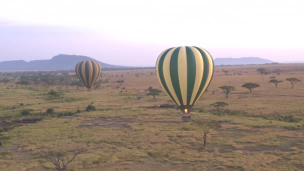 Aerial Cerrar Globo Aire Caliente Safari Volando Sobre Interminables Llanuras — Vídeos de Stock