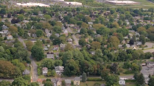 Aerial Voando Acima Telhados Casas Suburbanas Luxo Situadas Bela Cidade — Vídeo de Stock