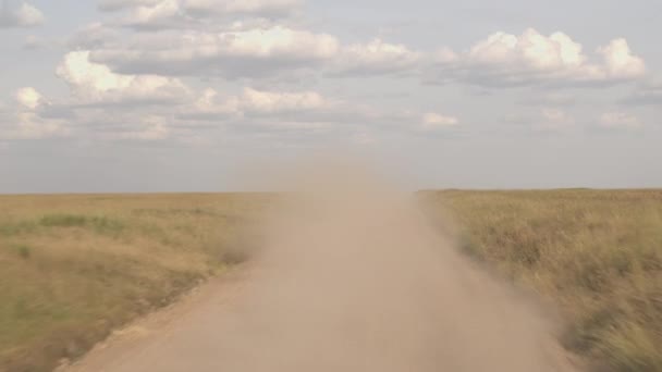 Yakın Tüm Arazi Safari Jeep Afrika Savana Toprak Yolda Hız — Stok video