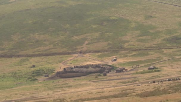 Safari Jeep Oyunu Göçebe Masai Köyü Savannah Otlak Dağları Nda — Stok video