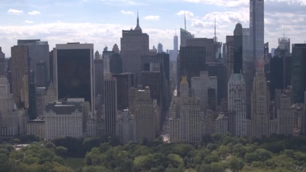 Aerial Närbild Flyger Över Lummig Central Park Mot Downtown Manhattan — Stockvideo