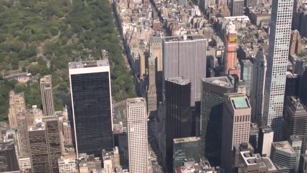 Aerial Cerrar Sunny New York Centro Manhattan Con Rascacielos Vidriosos — Vídeo de stock