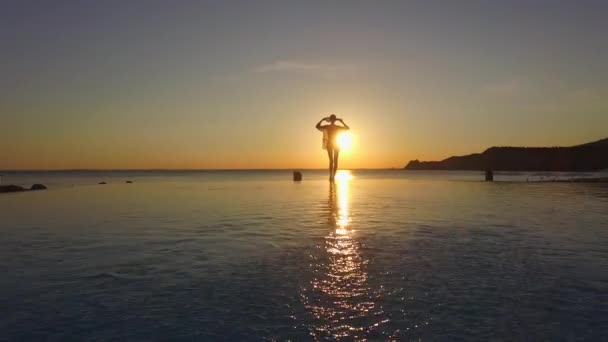 Hava Yakın Deniz Rüya Gibi Altın Güneş Ayarı Ufukta Dalgalanan — Stok video