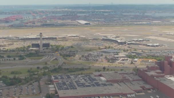 Antenne Snelweg Leidt Naar Newark Liberty International Airport Met Vracht — Stockvideo