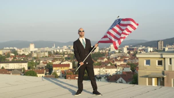 슬로우 닫습니다 만족된 성공적인 사업가 스럽게 국기를 성공을 자유를 원하는 — 비디오