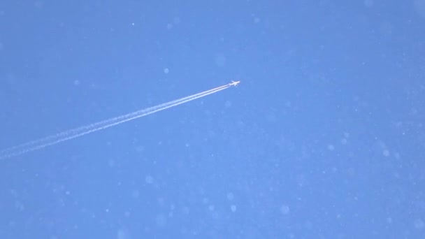 Ağır Çekim Önünde Mavi Gökyüzünde Uçan Uçak Düşme Işıltılı Kar — Stok video