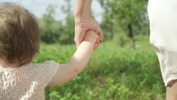 Zeitlupe Nahaufnahme Dof Nettes Glückliches Baby Mädchen Hält Händchen Mit — Stockvideo