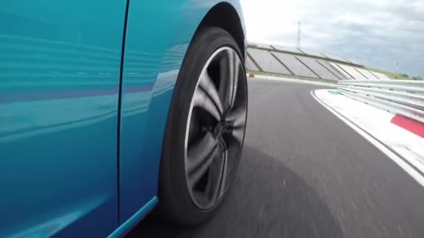 Zblízka Nízký Úhel Pohledu Nové Modré Osobní Sportovní Automobil Velmi — Stock video
