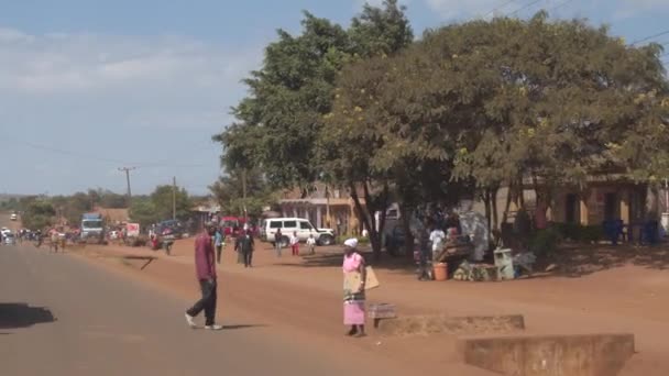 Karatu Tanzania Juni 2016 Turister Härliga Färgglada Bussar Besöker Olika — Stockvideo