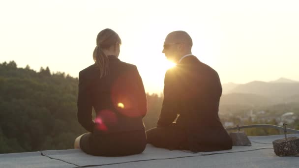 Slow Motion Close Dof Businessman Female Manager Sitting Ledge Top — Stock Video